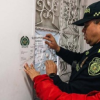 Policía y autoridades sellando un establecimiento estético en el barrio Venecia, al sur de Bogotá.