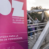 Pancarta de la Estrategia para la prevención de feminicidios, en un puente peatonal.