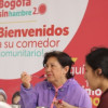 Dos mujeres en un comedor comunitario 