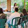 personas sentadas en sillas dentro del Aula Ambiental del Jardín Botánico de Bogotá participan en charla Cada Gota Cuenta a cargo de Colombia Veg.