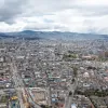 Vista aérea del centro de Bogotá con edificaciones residenciales, comerciales e institucionales de diferentes alturas