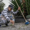 Foto que muestra una mujer arrodillada limpiando el piso 
