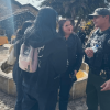 Foto que muestra tres mujeres y un policía 