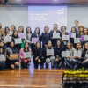 Secretaria de la Mujer, Laura Tami Leal, junto a otras mujeres en un auditorio.