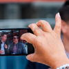 Persona sosteniendo celular en las manos en un medio comunitario de Bogotá.