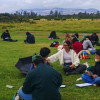 Personas sentadas en un parque analizando ¿Cómo queremos que sea Bogotá en 2038? 