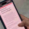 teléfono móvil que muestra el formulario digital “Reporte de afectaciones por sismo en Bogotá”, utilizado para registrar daños en edificaciones tras un movimiento sísmico.