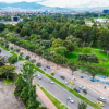 Imagen de una vía de Bogotá por donde se ve que circulan diferente tipo de vehículos.