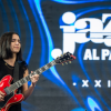 Imagen de una mujer tocando una guitarra eléctrica en Jazz al Parque.