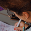 Mujer escribiendo en un papel.