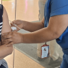 Mujer recibiendo una vacuna.