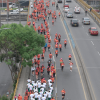 Vista aérea de participantes de la Carrera de la Solidaridad recorriendo una vía de Bogotá.