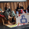 Cuatro mujeres hablando en un conversatorio.