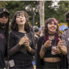 Imagen de varios jóvenes en un evento al aire libre.