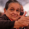 Mujer de la tercera edad con gesto de aprobación