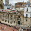 Imagen aerea de la iglesia de San Francisco donde se ven muchas personas haciendo fila por la carrera Séptima y por la calle 13.