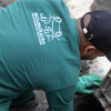 Imagen de un técnico de la Empresa de Acueducto haciendo mantenimiento en un registro o medidor.