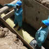 Operarios de la empresa Acueducto de Bogotá arreglando tuberías