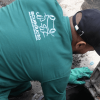 Foto que muestra una persona con el uniforme del Acueducto de Bogotá.