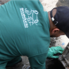 Imagen de un técnico de la Empresa de Acueducto haciendo mantenimiento en un registro o medidor.