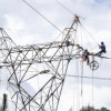 Foto que muestra personas con uniforme de Enel Colombia trabajando en una antena de energía