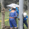 Trabajadores de Enel Colombia cmbiando un poste de energía.