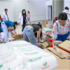 Foto que muestra personas organizando alimentos e insumos
