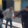 Cuatro hombres capturados y esposados 