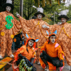 Artistas preparados para participar en el Desfile de Comparsas.