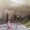 Bomberos apagando una quema forestal en Cundinamarca