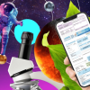 Imagen gráfica que muestra un astronauta y una mano sosteniendo un celular