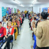 Adultos mayores y jóvenes reunidos en un salón conversando 