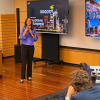 Foto de la secretaria de hacienda en una charla 