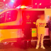Dos personas capturadas, junto a patrulla y dos policías.