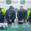 Policías con dos hombres capturados