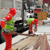 Foto que muestra dos personas con el uniforme de Aguas Bogotá levantando residuos de la calle