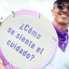 Hombre sosteniendo una pancarta que dice "¿Cómo se siente el cuidado?".