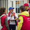 Funcionarios de la Secretaría de Planeación conversando con un ciudadano 