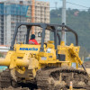 Maquinaria amarilla en una obra de construcción