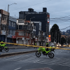 Vía principal de Bogotá cerrada por autoridades de tránsito con cinta de seguridad y motocicletas oficiales.