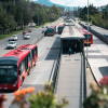 Foto de una vía de Bogotá donde se ven buses de TransMilenio