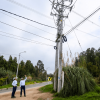 Foto que muestra dos personas mirando una antena de energía 