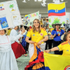 Foto que muestra personas mayores bailando con banderas de Colombia