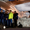 Equipo técnico de Bogotá posa junto a un avión de la Fuerza Aeroespacial Colombiana durante el traslado de personal y suministros hacia regiones afectadas por el sismo.