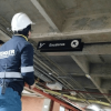 Personal técnico del IDIGER realiza una inspección en el interior de una edificación de Bogotá.