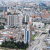 Vista aérea de Bogotá con edificios residenciales y comerciales, corredores viales de alta circulación y amplias zonas urbanas.
