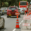 Foto de varios carros en una vía de Bogotá