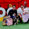 Persona junto a un perro de compañía posa frente a las letras de Bogotá durante ExpoPet 2026.