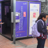 Imagen de personas leyendo libros en una estación de Transmilenio en Bogotá.