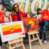 Foto de 3 personas con un cuadro